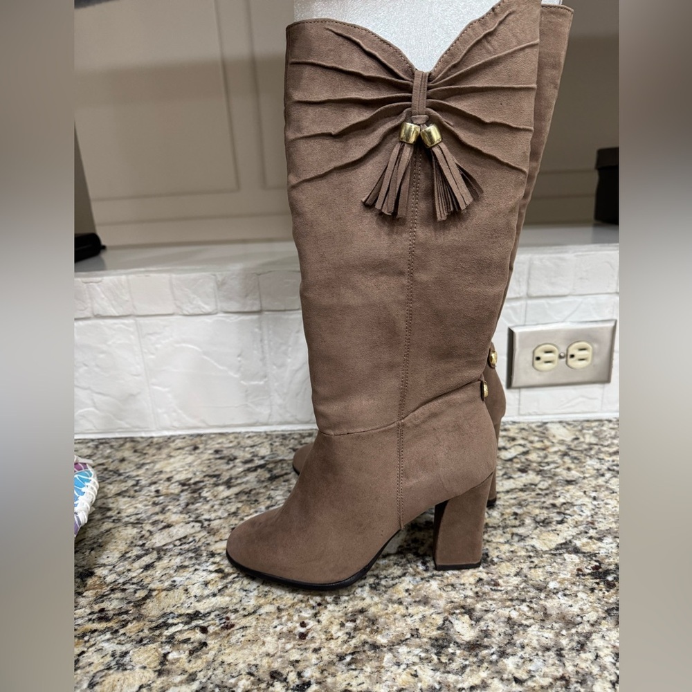 NWT JCPenney Brown Suede Knee High Heeled Boots with Tassel Size 6.5 - Picture 2 of 6